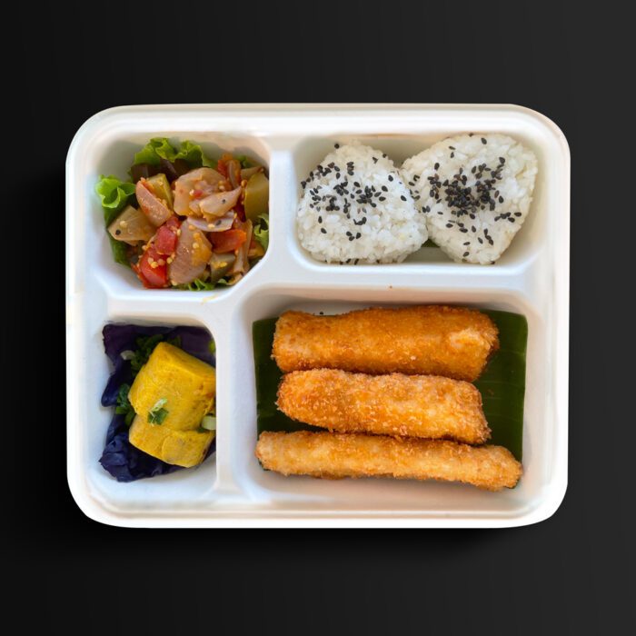 Obento japonés con Sakana Furai, arroz gohan, tamagoyaki y tsukemono